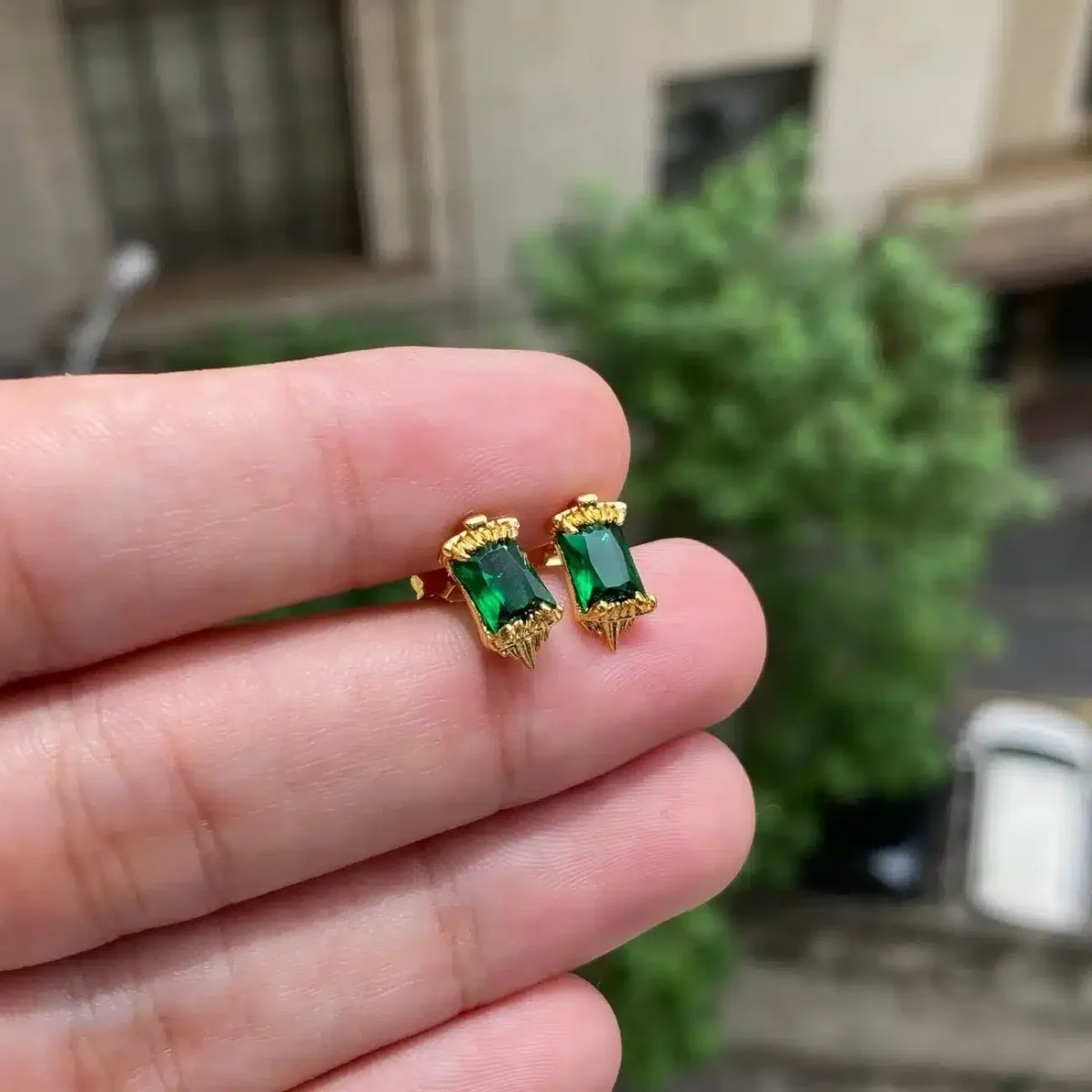 Brinco Presa de Tigre em Zircônia Verde (6mmX11mm) (Banho Ouro 24k) - Imagem 2