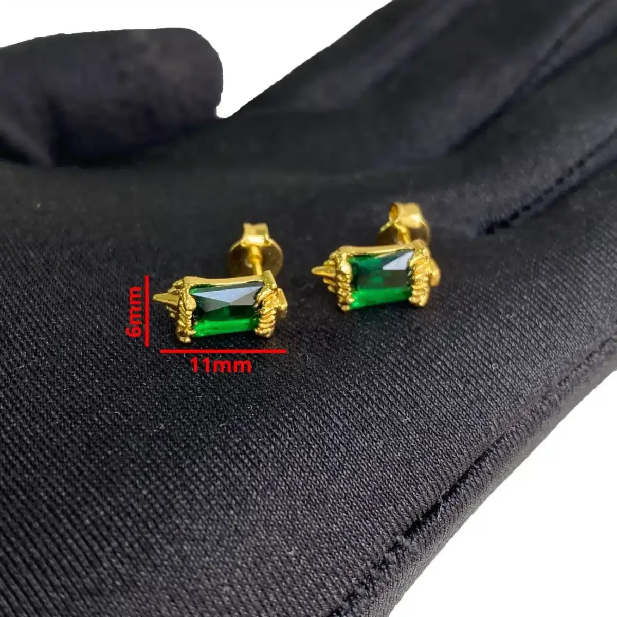 Brinco Presa de Tigre em Zircônia Verde (6mmX11mm) (Banho Ouro 24k) - Imagem 4