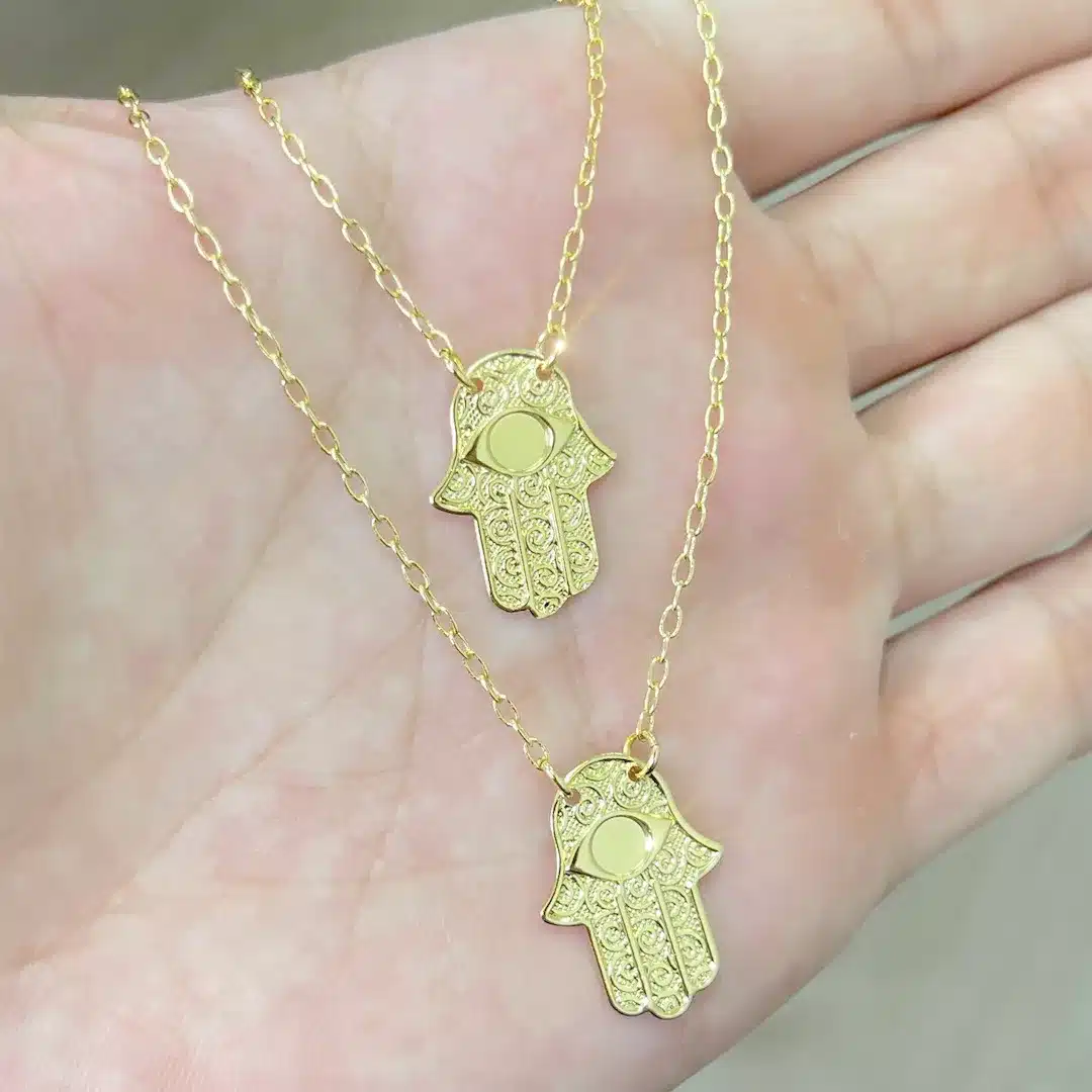 Escapulário Hamsa 60cm Carrier Cadeado (Banho Ouro 24k) - Imagem 3