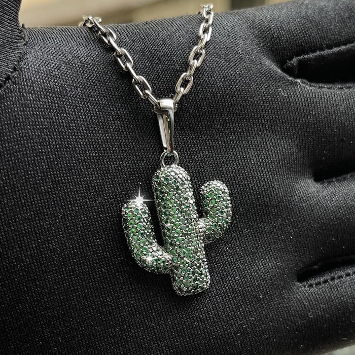 Pingente Cacto Verde Cravejado em Zircônia (3,1cmX2,4cm) (Banho de Ônix) - Imagem 3