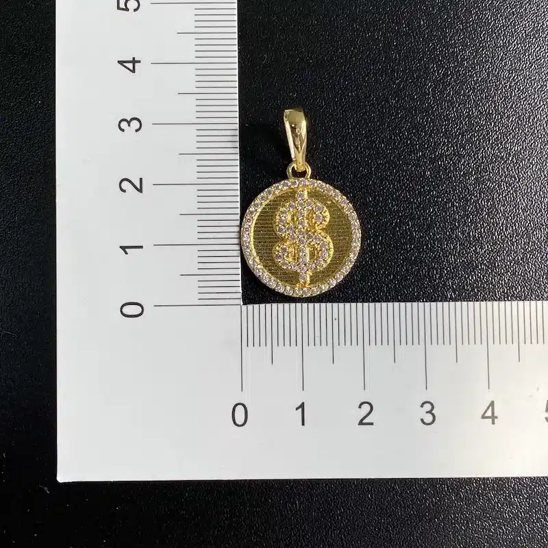 Pingente Cifrão Cravejado (2cmX2xm) (Banho Ouro 24k) - Imagem 5