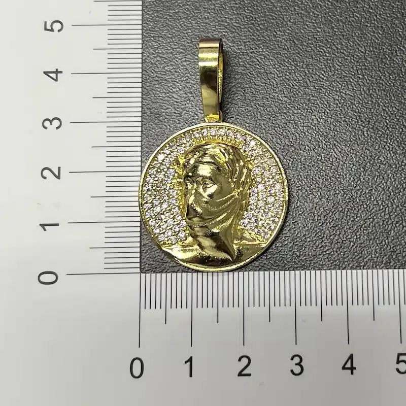 Pingente Medalha Cravejada Real 3D (3,3cmX3,1cm) (13g) (Banho Ouro 24k) - Imagem 3