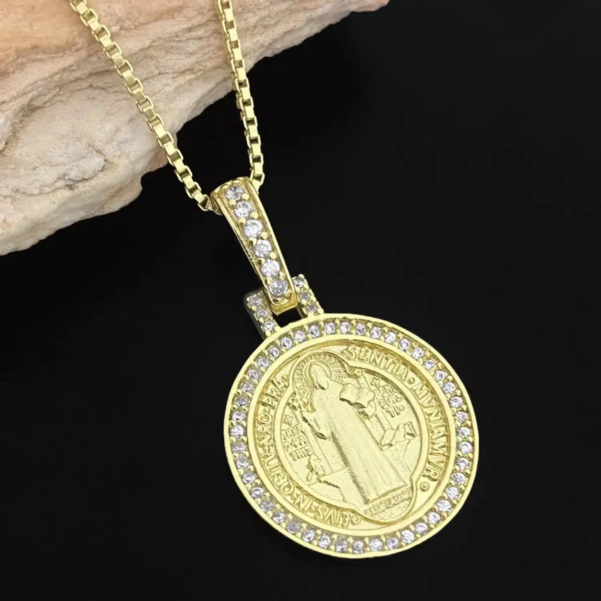 Pingente Medalha São Bento Borda Cravejada em Zircônia (2,5cmX2cm) (Banho Ouro 24k) - Imagem 1