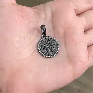 Pingente Medalha São Bento Cravejada em Zircônia (2,4cmX2,1cm) (Banho de Ônix) - Imagem 4